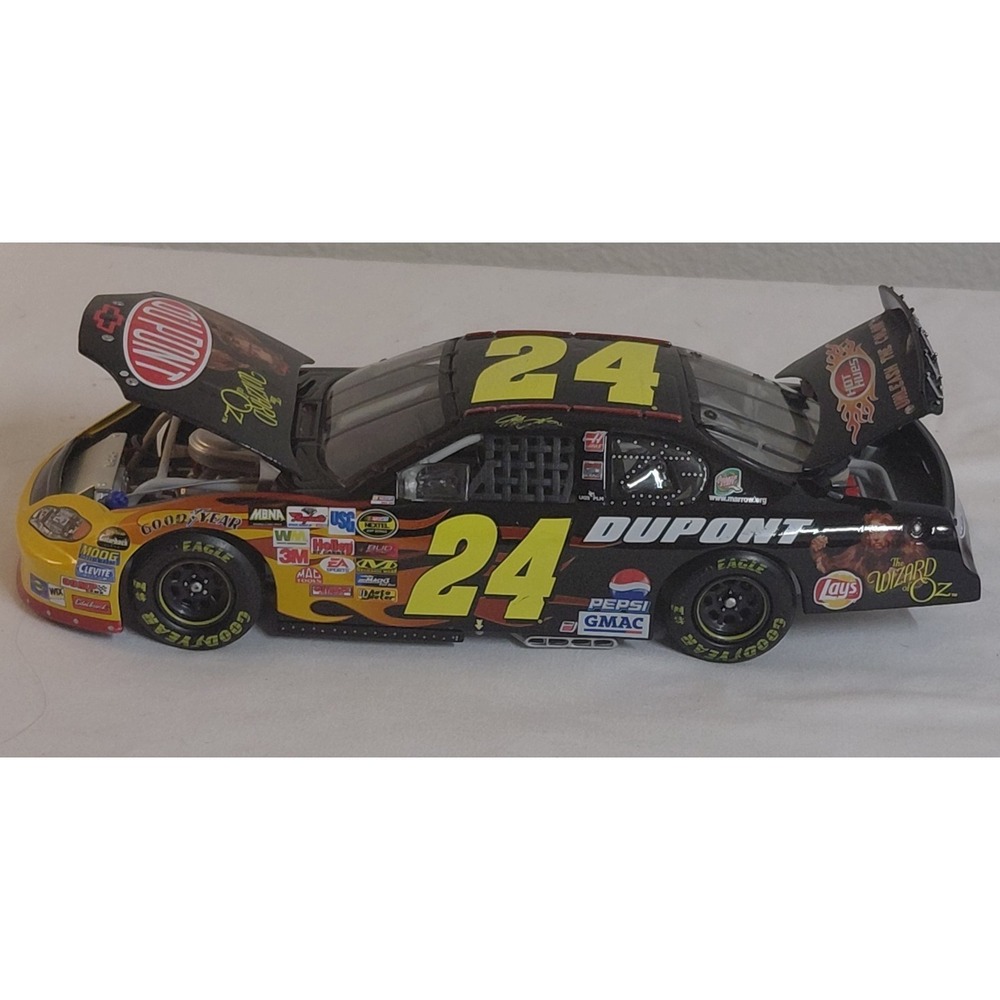 2004 Jeff Gordon #24 DuPont / The Wizard of Oz 1:24 Scale NASCAR Diecast